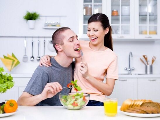 Pigen fodrer sin mand med produkter for at øge styrken