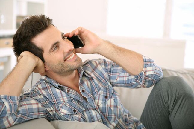 Føler sig ophidset, vil en mand tale med en kvinde i lang tid i telefonen